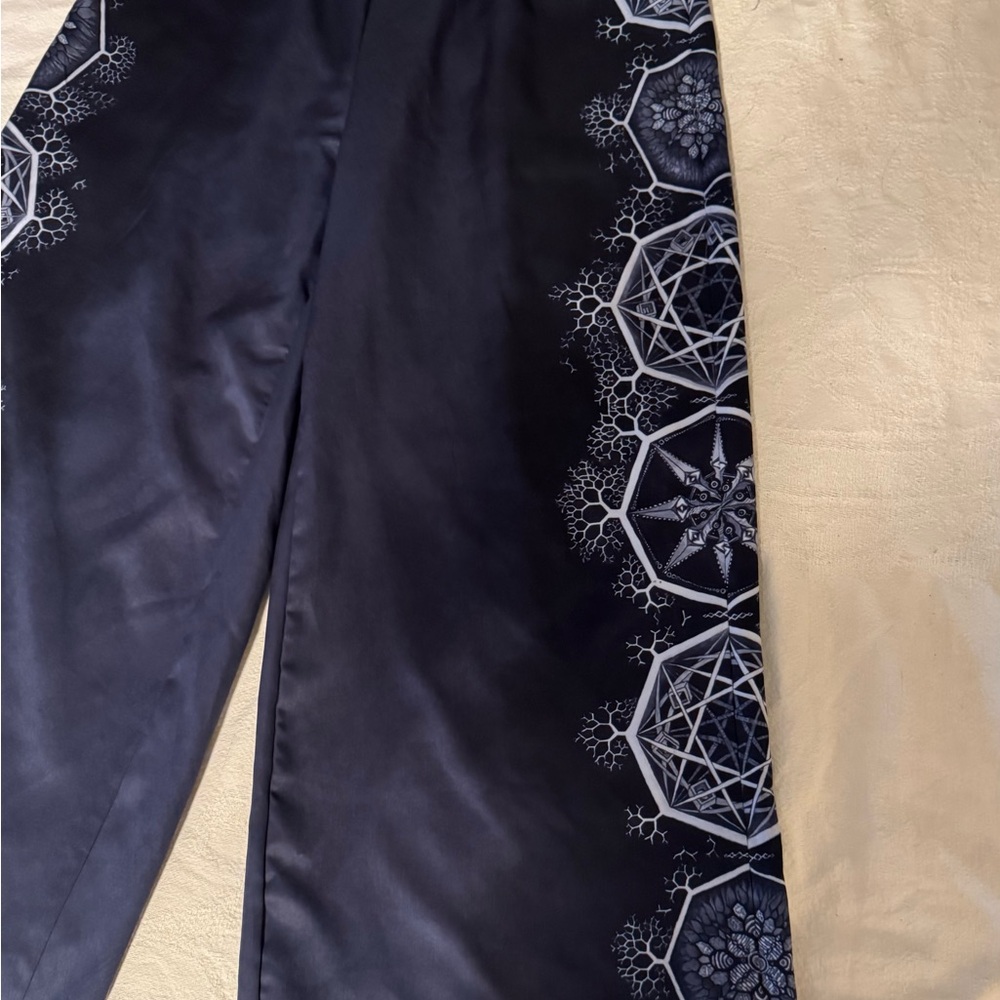 Geometric Patterned Wide-Leg Pants - Picture 3 of 9